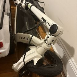 X3 Pro Electric Scooter, (front Wheel Is Broken 50$ To Fix) 