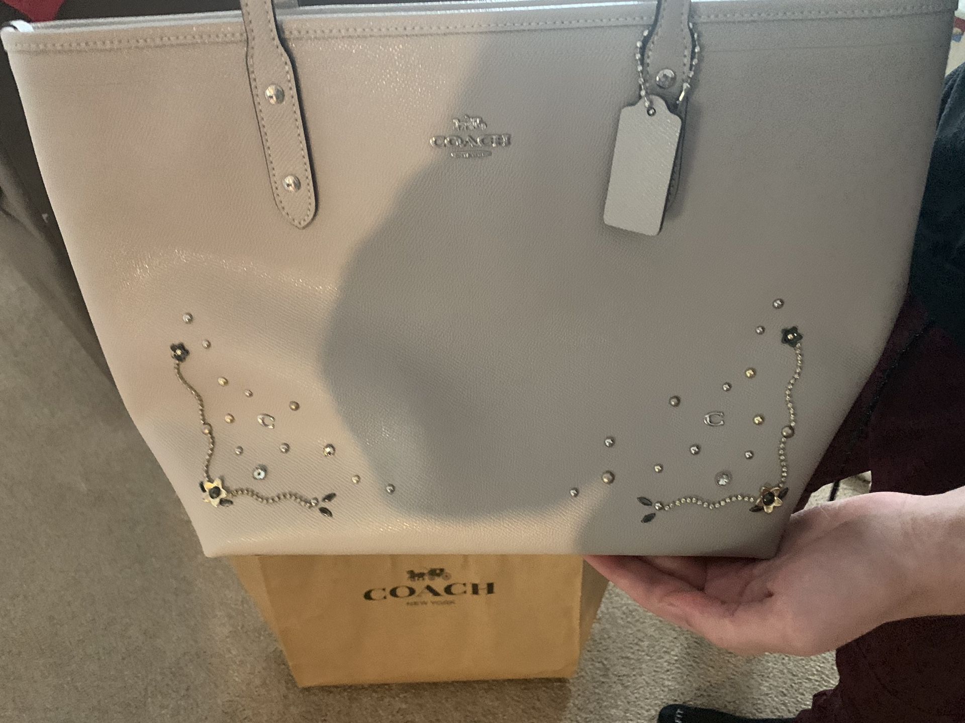 Authentic COACH Bag brand new !!!Please only serious inquiries!!!As this is a brand new bag w tags