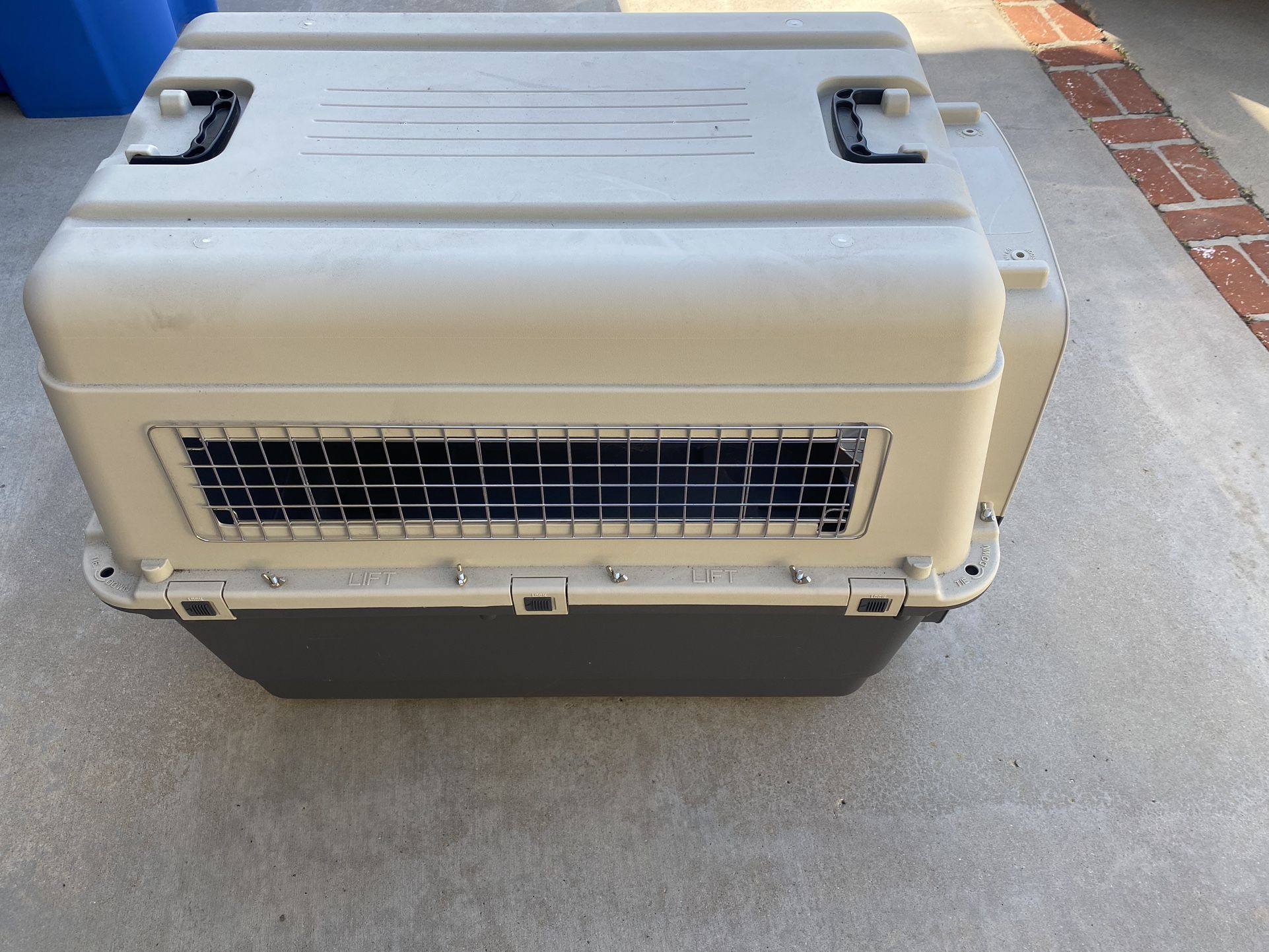 SportPet Designs Plastic Kennels Plastic Wire Door Travel Dog Crate - Medium, Gray (CM-2001-CS01)
