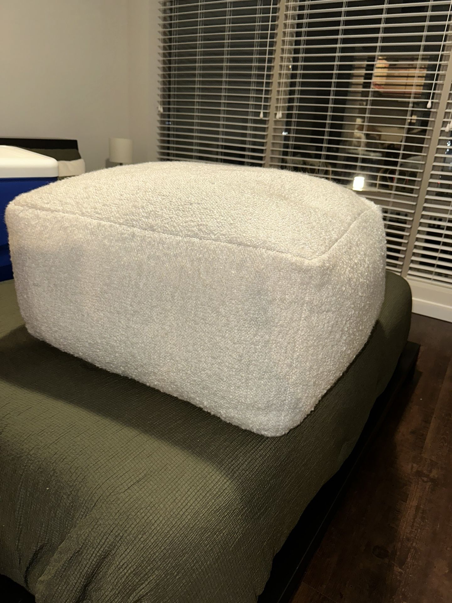 CB2 (Crate And Barrel) IVORY BOUCLE POUF LARGE