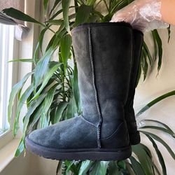 UGG boots Classic Tall Black good condition!