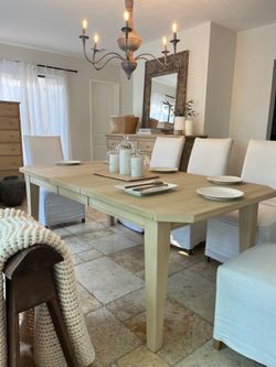EXTENDABLE DINING TABLE ONLY ( chairs are not for sale ) BRAND : Broyhill .