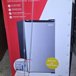 FRIGIDAIRE COMPACT REFRIGERATOR 4.4 BRAND NEW $180 FIRM PRICE 