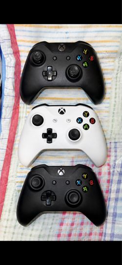 4 Xbox One Controllers