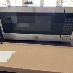 GE Profile 1.1-cu ft 800 Watt Microwave