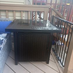 Gas fire pit with propane tank