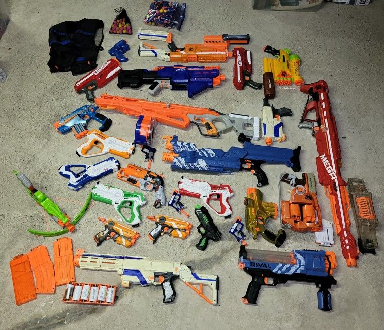 Huge 30+ Piece Collection Of Nerf Items 