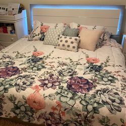 Beautiful New King Size Bed Set 