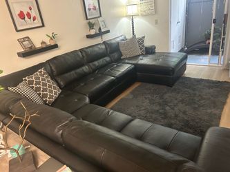 Jerome’s Black Leather sectional Sofa Excellent Conditioon