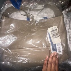 💼✨ Dooney & Bourke Pebble Grain Lock Sac – Bone (NEW)