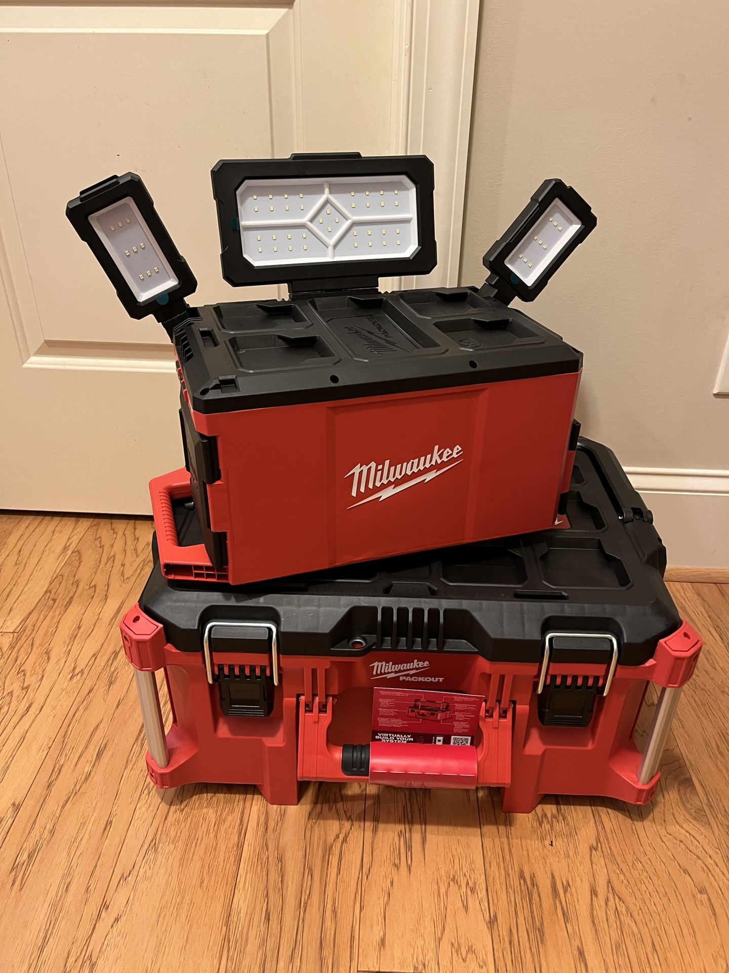 Milwaukee M18 18-Volt PACKOUT 3000 Lumens LED Light with Built-In Charger