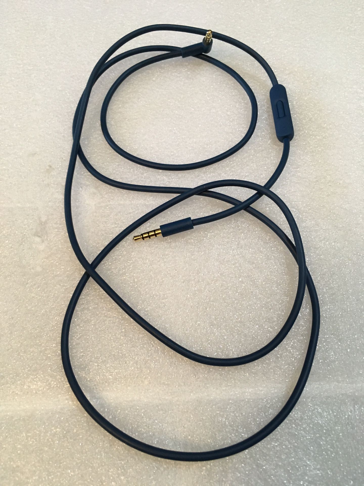  Beats Genuine Aux Cable For Beats By Dr Dre Wireless Noise Cancelling Headphones. 4 ft long   This is original beats by dr dre aux cable . Working pe