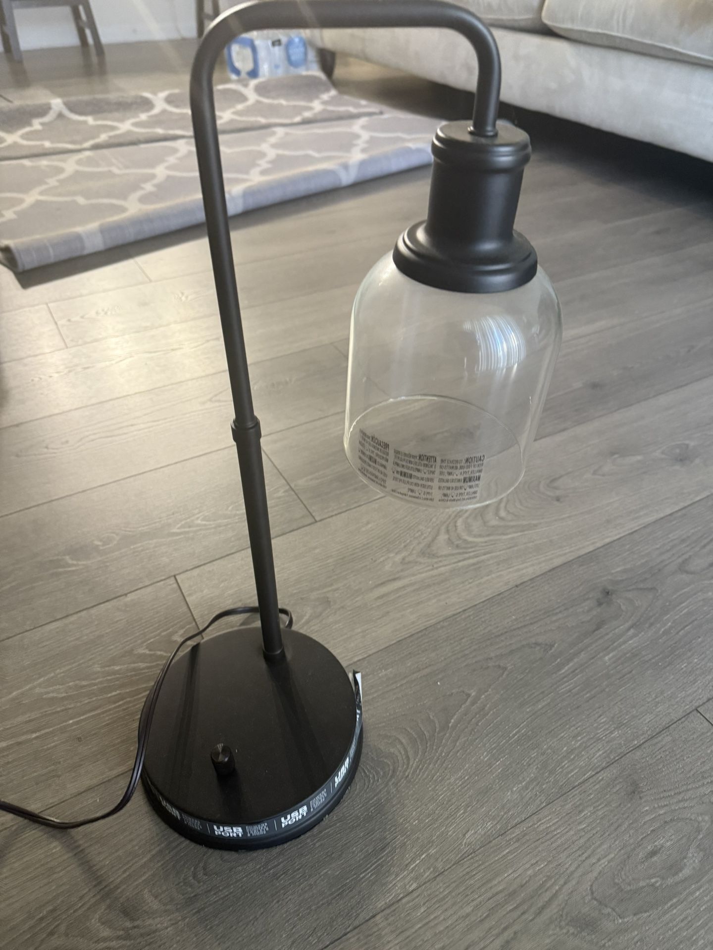 💡 Modern Desk/Table Lamp w/ USB Charging Port