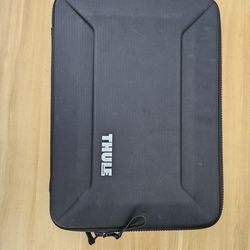 Thule gauntlet for 14 or 16 MacBook Pro.
