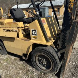 Towmotor forklift 