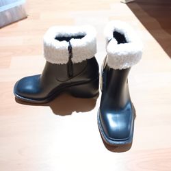 8.5 SUPER CUTE BLACK HEELS W/ FLUFF 