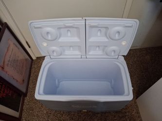 Beach camping gear ice chest Rubber maid rool on wheels perfect condition!