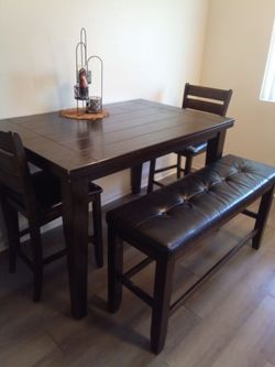 Expandable dinner table, solid wood