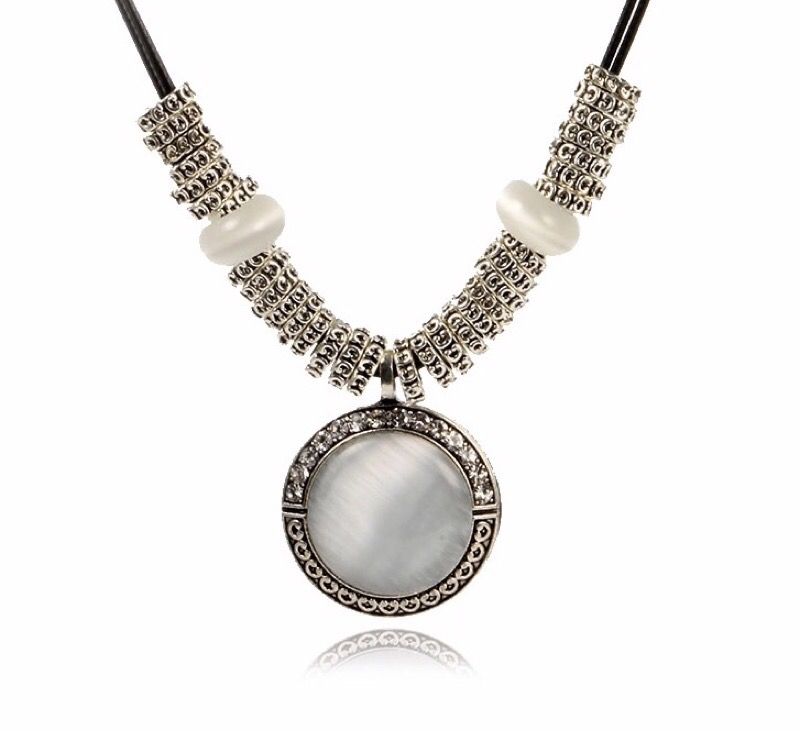 Beautiful necklace (brand new)