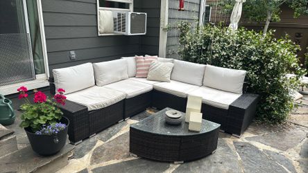 Outdoor patio sectional