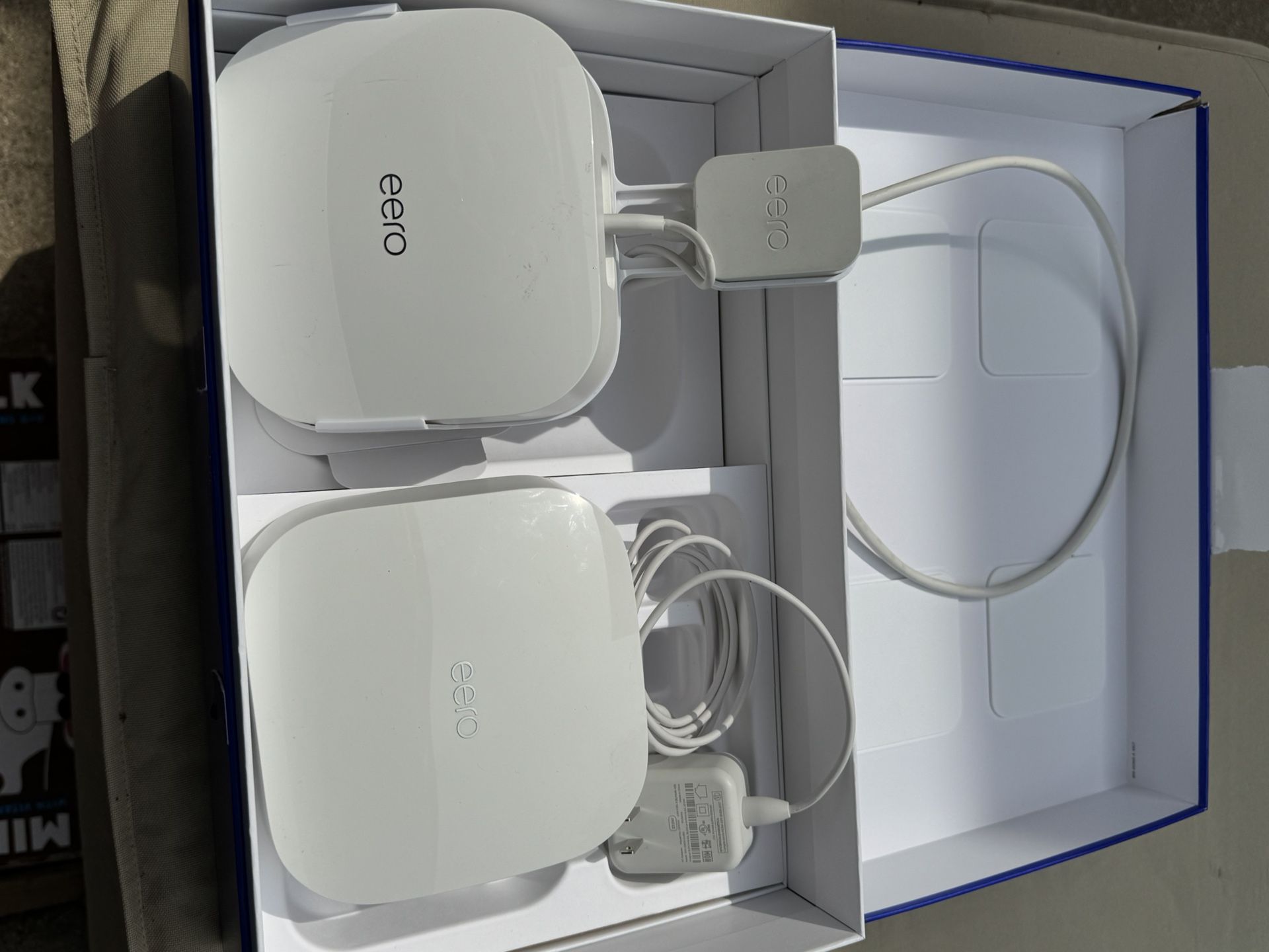 2 eero pro 6 with 1 mount WiFi Router