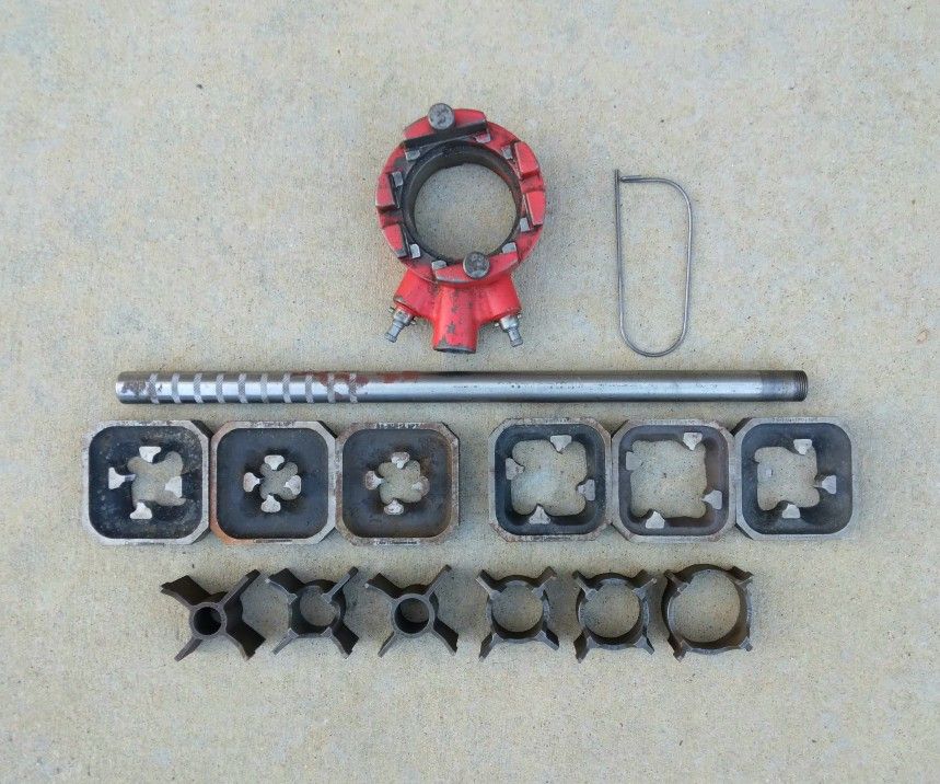 Vintage Sears, Roebuck & Co. Craftsman Ratchet Solid 3-Die Pipe Threading Set