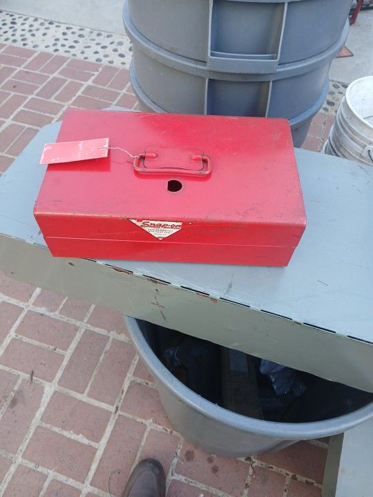 Vintage snap on small toolbox