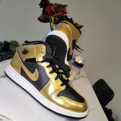 Metallic Gold Jordan 1 mid