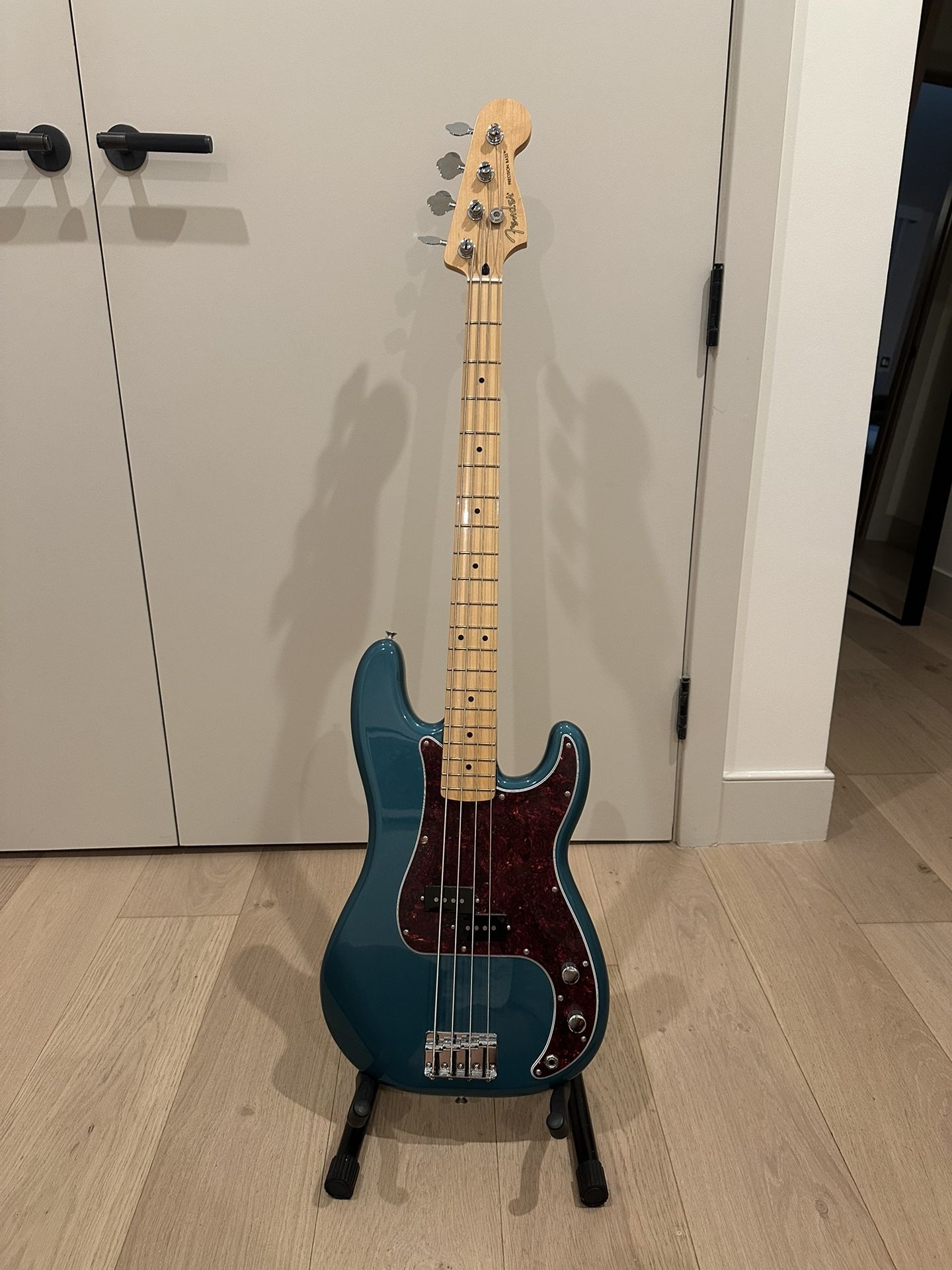 Fender Player II Precision Maple Fingerboard Limited-Edition Bass Guitar Ocean Turquoise