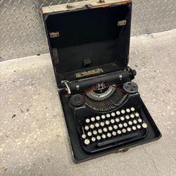 1924 Underwood Portable Typewriter.  This typewriter is in good condition cosmetically-last one sold for $500  12 x 12 size.  $200
