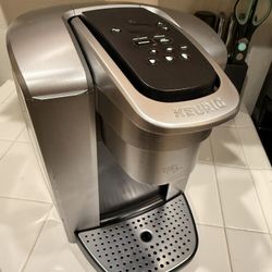 KEURIG COFFEE MACHINE 