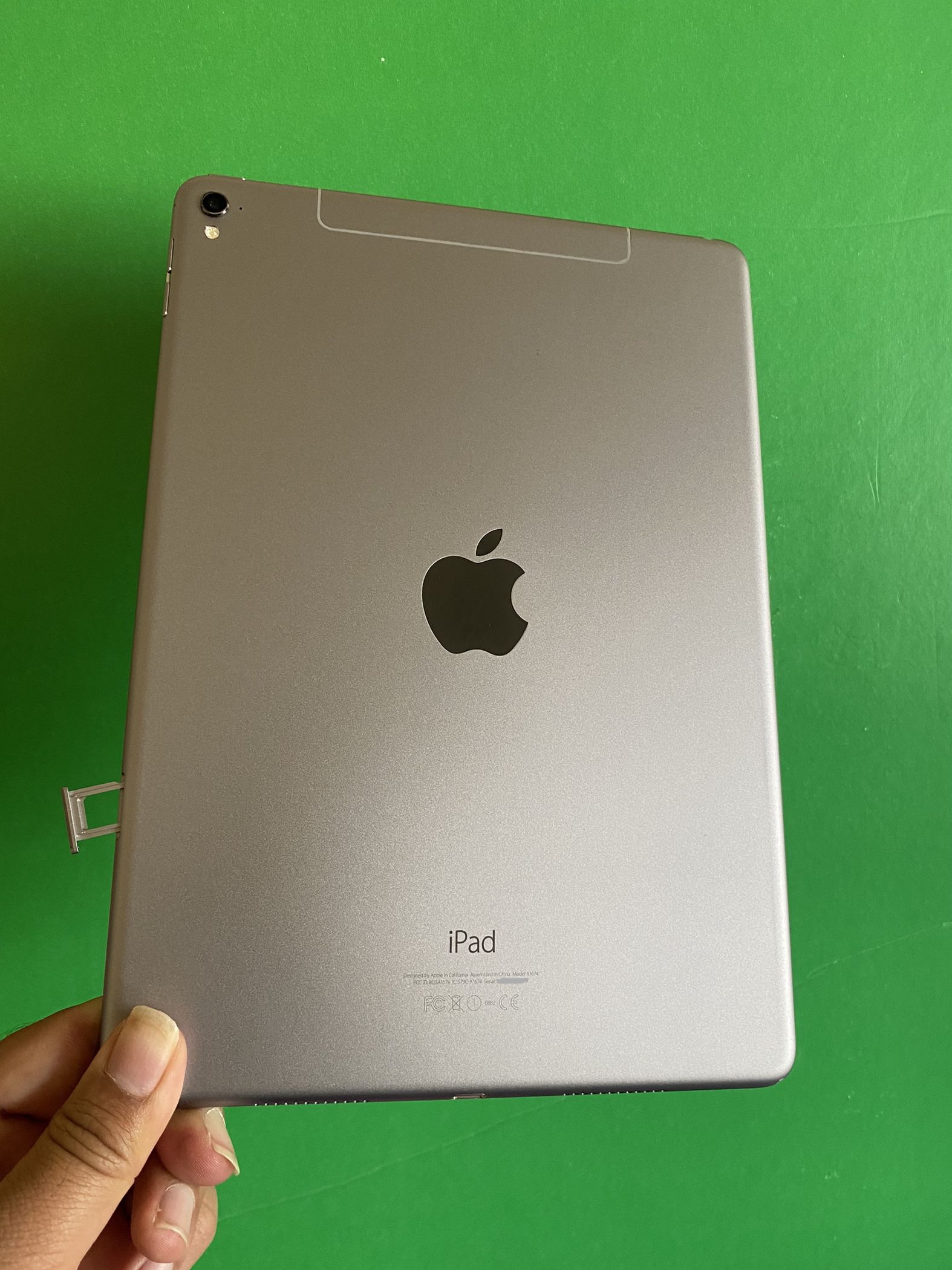 Apple IPad Pro 9.7” (Retina / Touch ID/ Latest IOS 15) 32GB WiFi