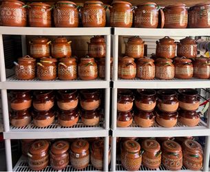 Ollas de barro. Nuevas.   20$. Con tapa.  NO tapa 12 $