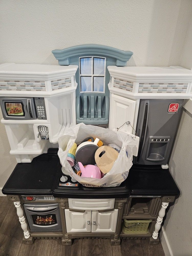 Kitchen Toy with Some Play Food!