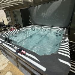 Spa! Hot Tub Jacuzzi 4000 OBO