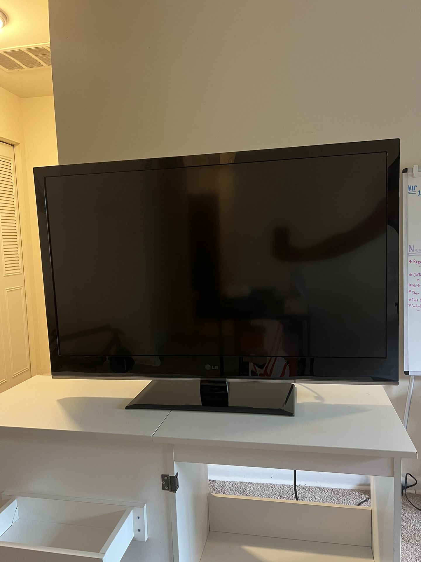 40 inch LG TV - MODEL NO. : 42LV4400-UA