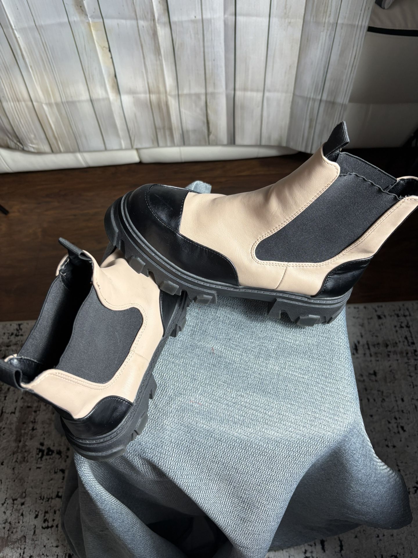 Women’s Cleated Low Chelsea Boot. Cream And Black Sz 7