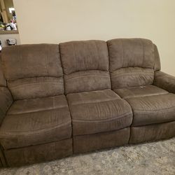 BEAUTIFUL RECLINING COUCH!! LIKE NEW