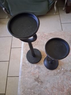 2 candelabros de metal negro, Alto 13",Ancho 4",el pequeño Alto 9",Ancho 4"