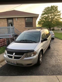 2005 Dodge caravan 3.3l v6 with 140000 miles the car was always in garage still nice car runs great only 2 owners Schiller Park Village