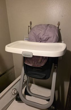 Graco DuoDiner DLX 6-in-1 Standard High Chair with 2 trays.