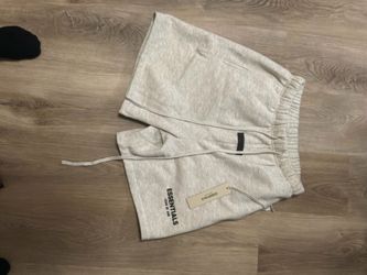 Essential fear of god shorts: size adult small