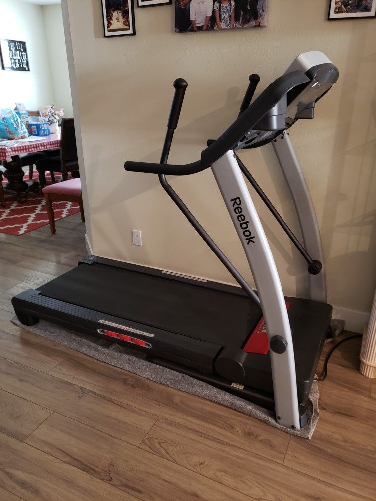 Reebok Crosswalk V7.90 Treadmill for Sale in Elk Grove CA OfferUp