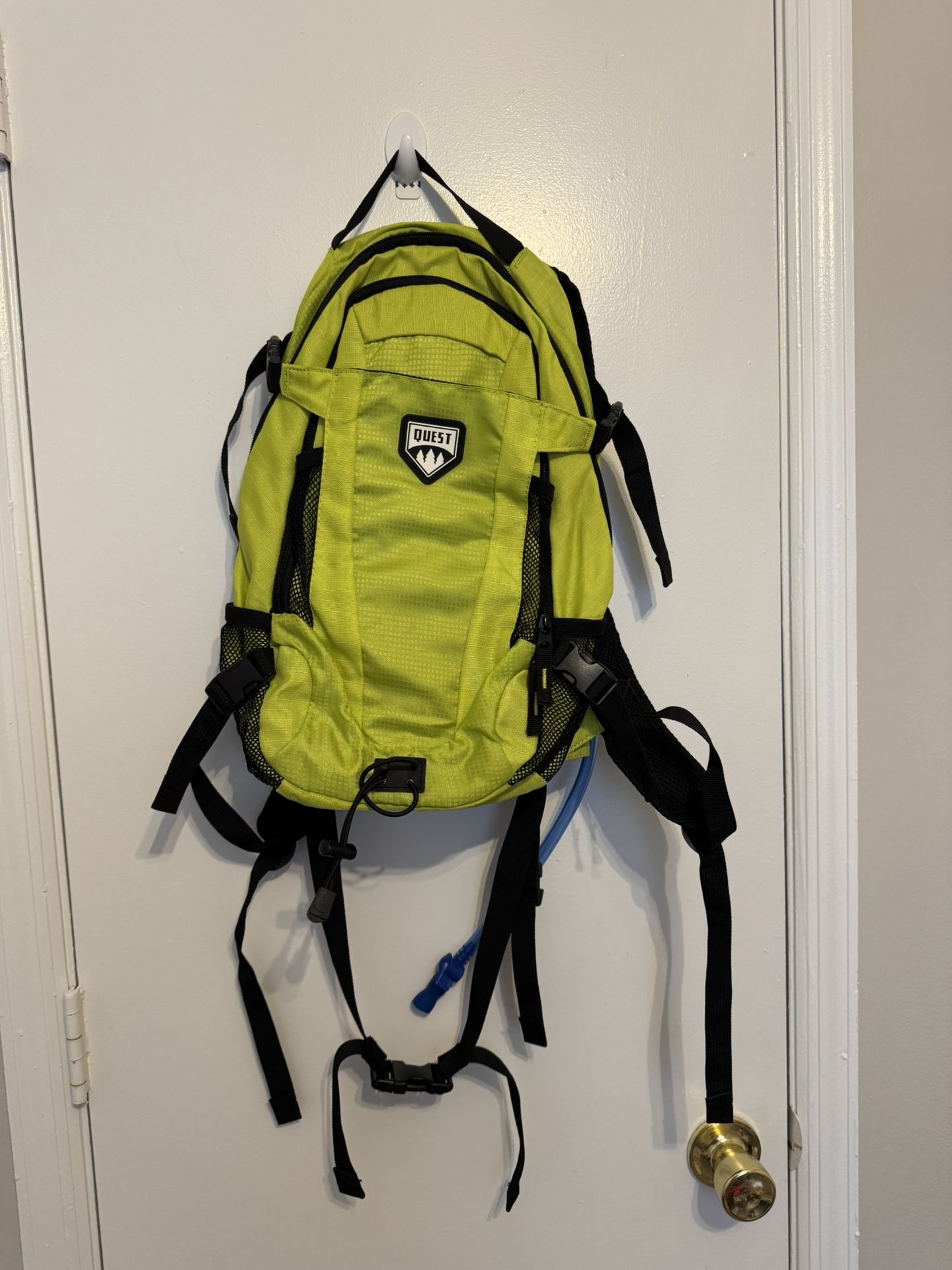 Quest Hydration Pack Backpack 2 Liter yellow Bag Hiking Pockets Water Bladder