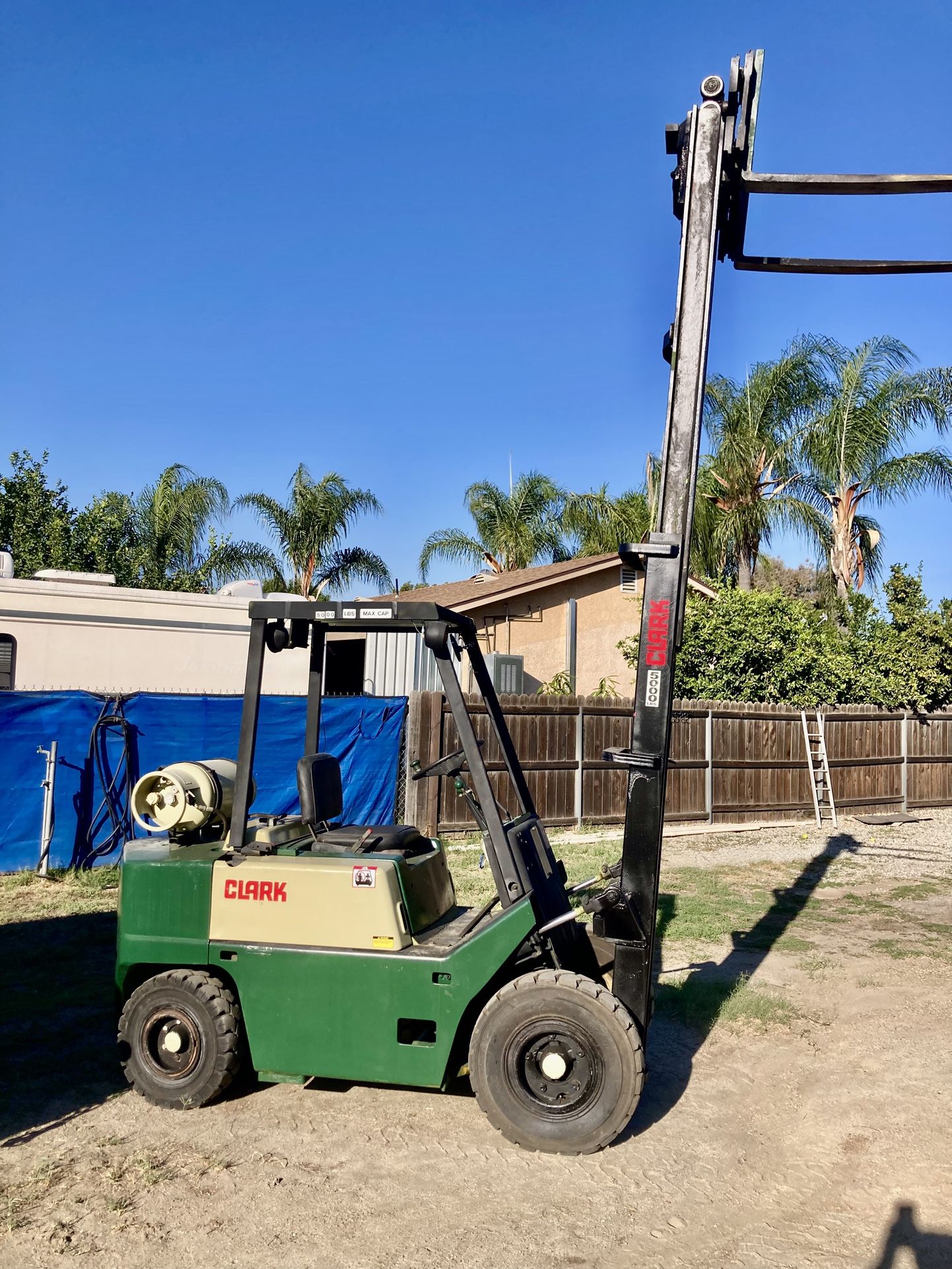 Clark Forklift (READ THE LISTING)