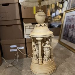 Antique Porcelain With Beautiful Figurines Lamp 