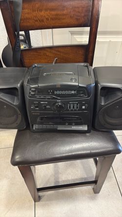 Sanyo Vintage Portable Stereo AM/FM/CD noPlayer with detachable speakers—AC/DC—Tested—Plays Well—Demonstration Available