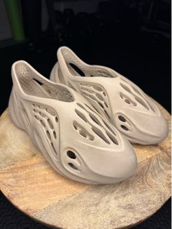 USED Yeezy Foam RNR size 11 men’s