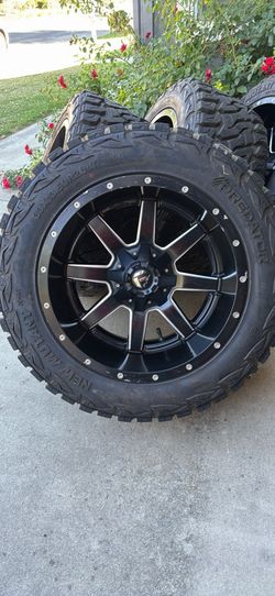 Fuel 20” rims. The tires are 33x13.50R20LT