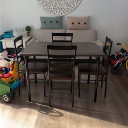 Kitchen Table W 4 Chairs 